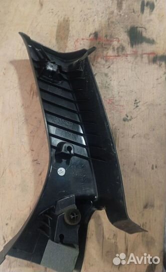 Обшивка задней левой стойки Volvo V50