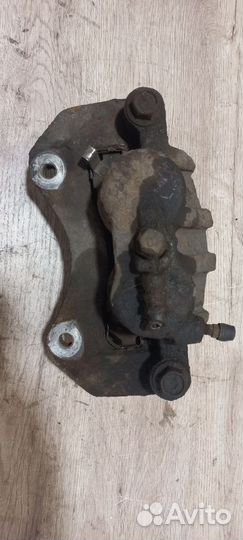 Суппорт передний правый Mitsubishi outlander xl