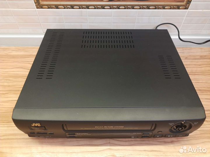 Hi-Fi видеомагнитофон JVC HR-J748