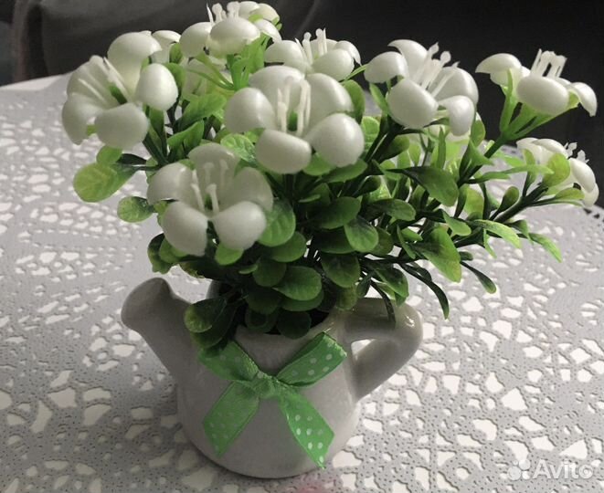 Искусственные цветы в горшках