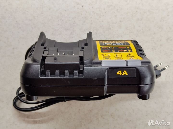 DeWalt DCB1104 - универсальное зу