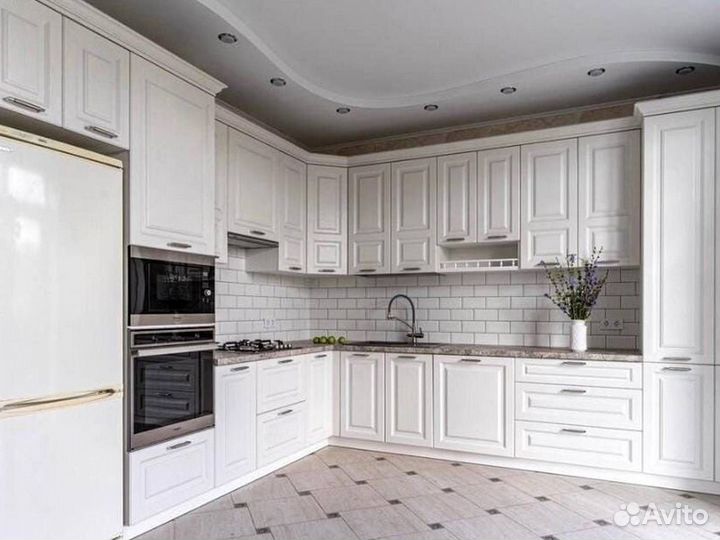 Кухня с каменным островом