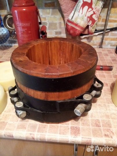 Для отжима масла пресс с деревянным бочонком