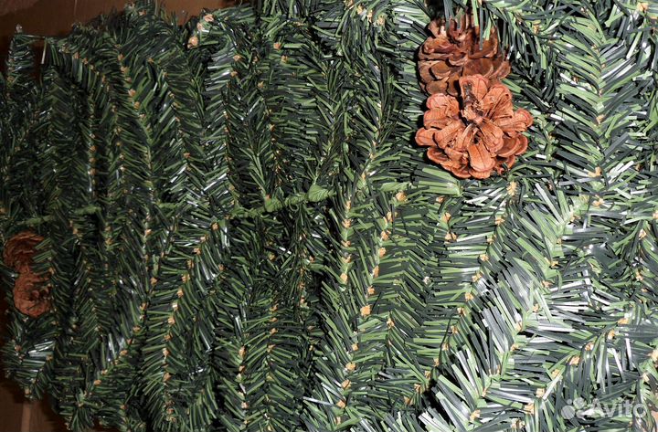Ёлочный шлейф с шишками 2,7 метра (Новый)