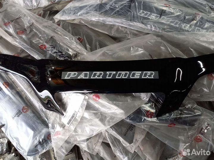 Дефлектор капота