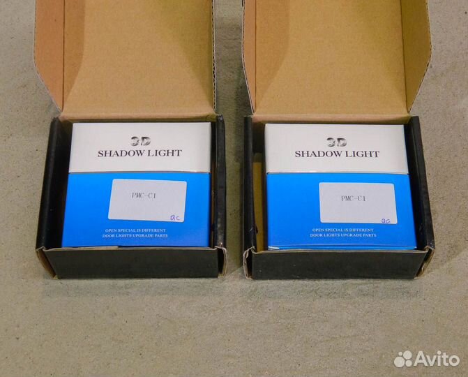 Штатная подсветка дверей с логотипом Porsche