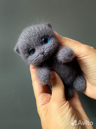 Вязаная игрушка котенок (ручная работа)