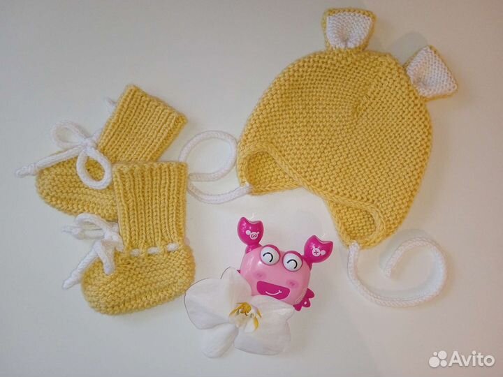 Вязаный комплект. Шапочка и пинетки