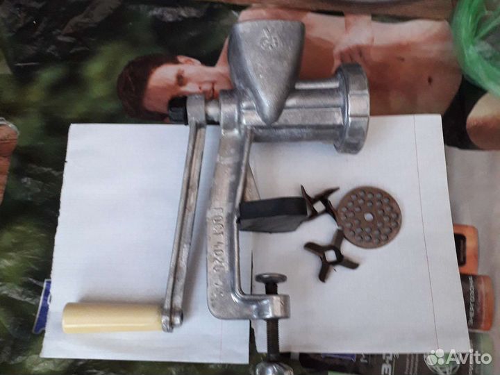 Мясорубка с набором ножей и крупной сеткой