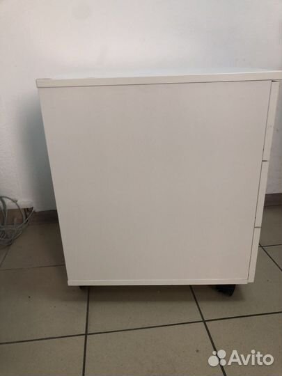 Тумба подкатная на 3 ящика