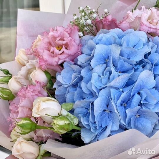 Летний хит-букет из гортензии, эустомы и розы