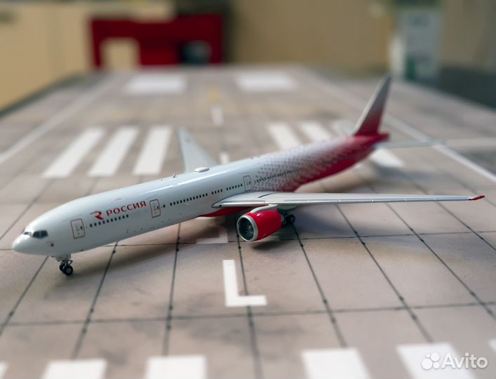 Модель самолета Boeing 777-300 в масштабе 1:400