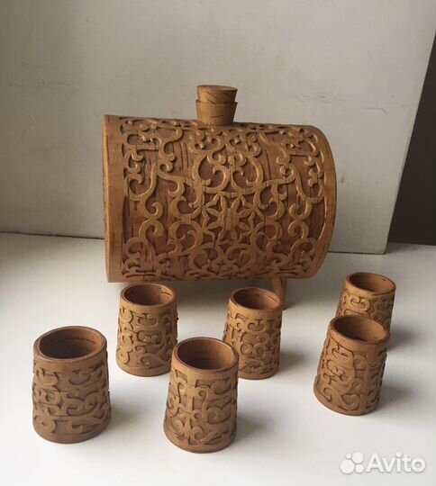 Сувенирный винный бочонок со стопками из бересты