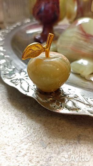 Статуэтки, часы, пирамида, бокалы оникс