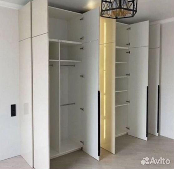 Шкаф на заказ яркого цвета