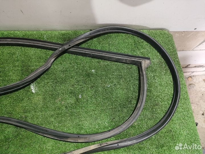 Уплотнитель двери задний правый Toyota Corolla X