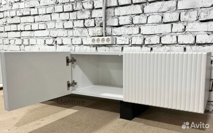 Тумба тв Bravo на опорах (1800х400х300 мм)