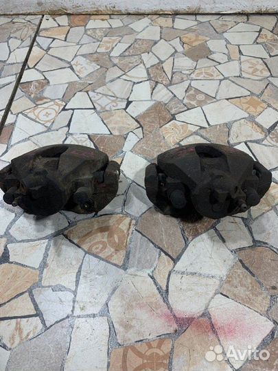 Суппорт тормозной передний Ford Focus седан 1.6