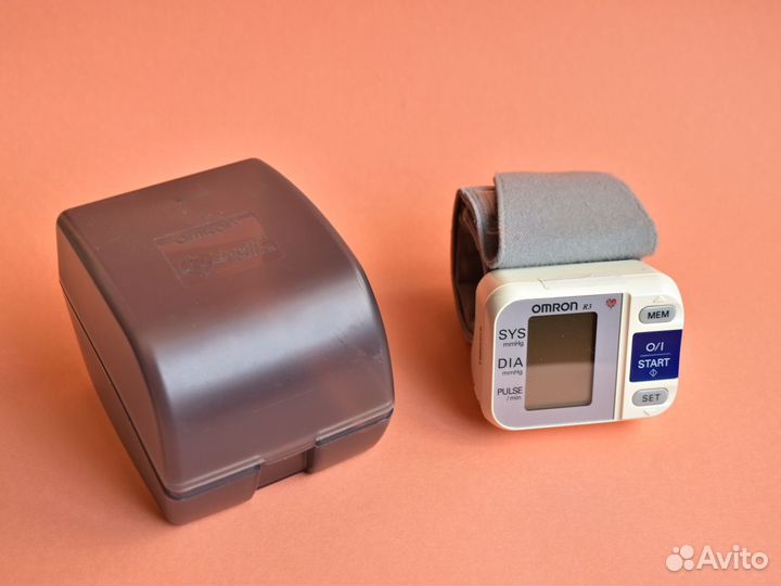 Тонометр на запястье omron