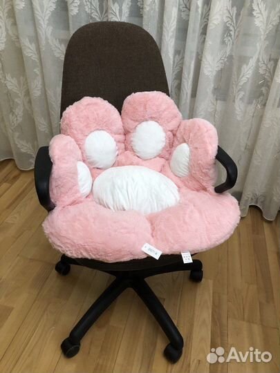 Подушка на стул в виде лапы животного
