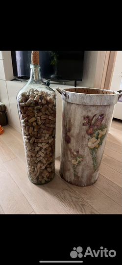 Старинная бутыль с пробками и кофр