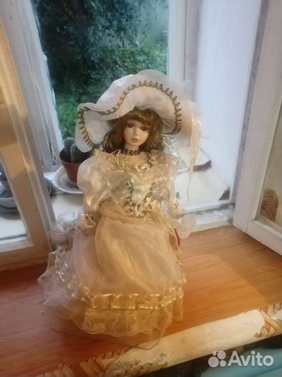Кукла фарфоровая