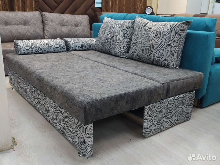Диван на металлическом каркасе новый