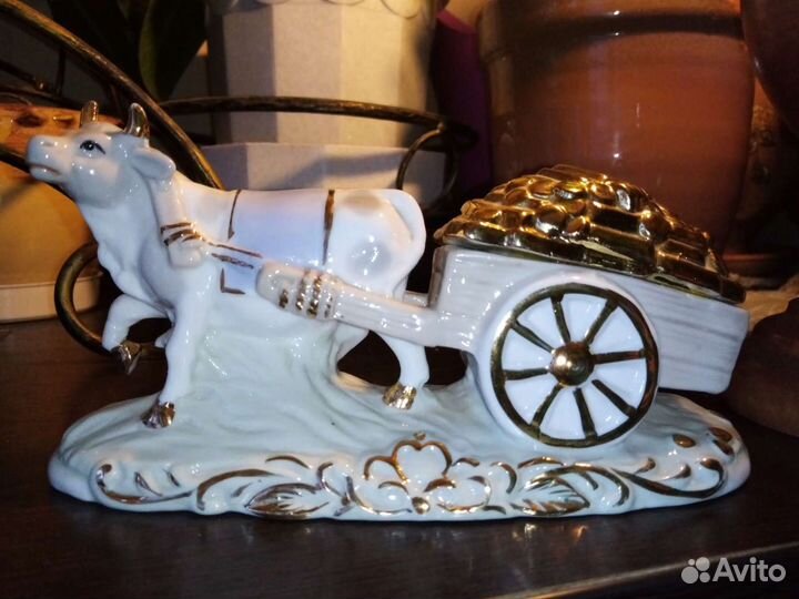 Статуэтка фарфоровая 