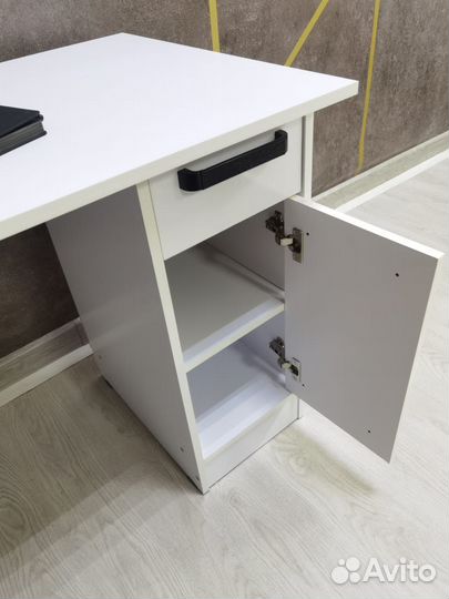 Компьютерный стол белый