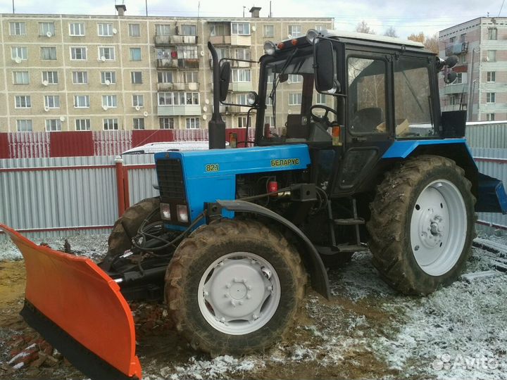 Трактор мтз-82 с лопатой для снега и щёткой