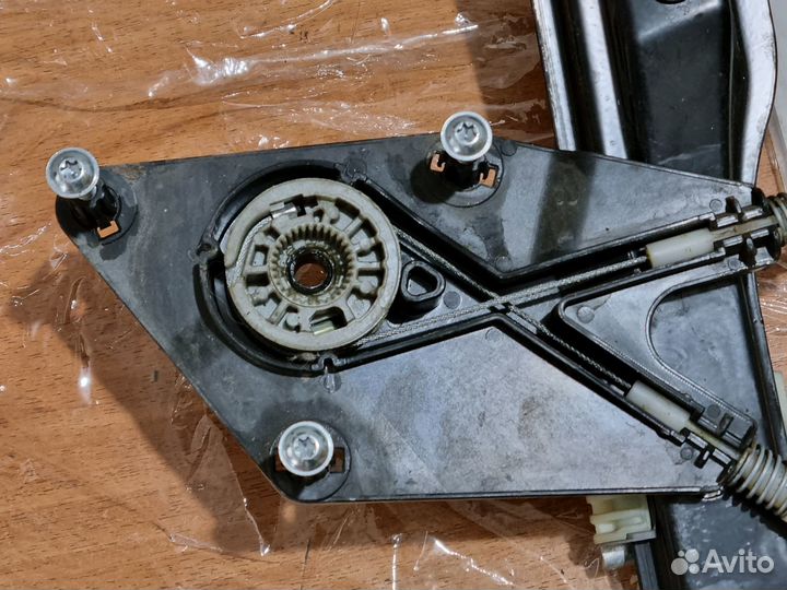 Стеклоподъёмник передний правый VW поло 2016 год