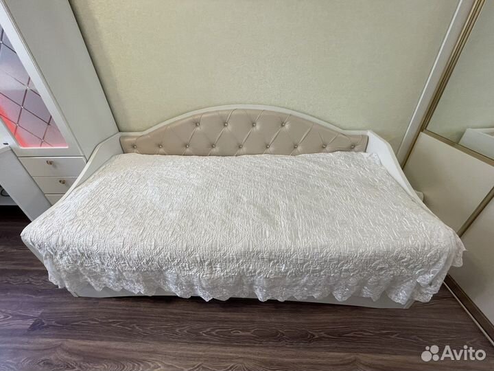 Стол комьютерный.Кровать односпальная.Шкафы