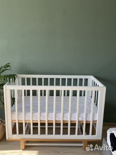 Детская кроватка с маятником