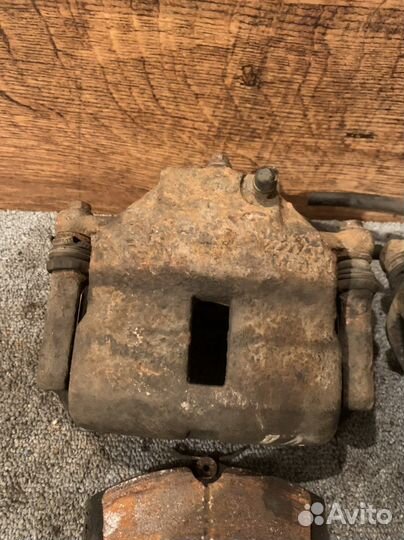 Суппорт передний левый primera p11