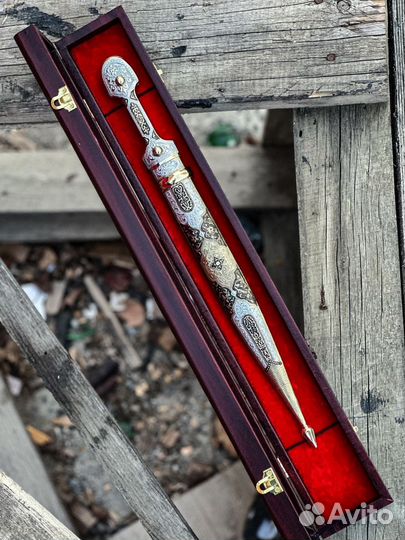 Кинжал в футляре