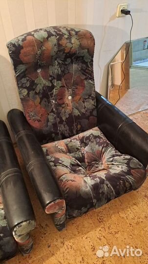 Диван, 2 кресла и 2 пуфика