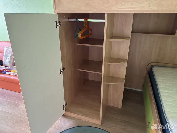 Двухъярусная кровать со шкафом и матрасами
