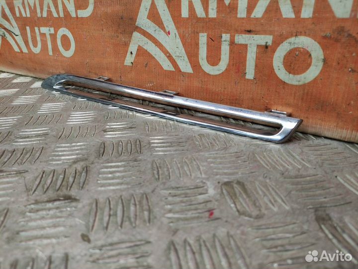 Накладка решетки радиатора верхняя левая Mercedes