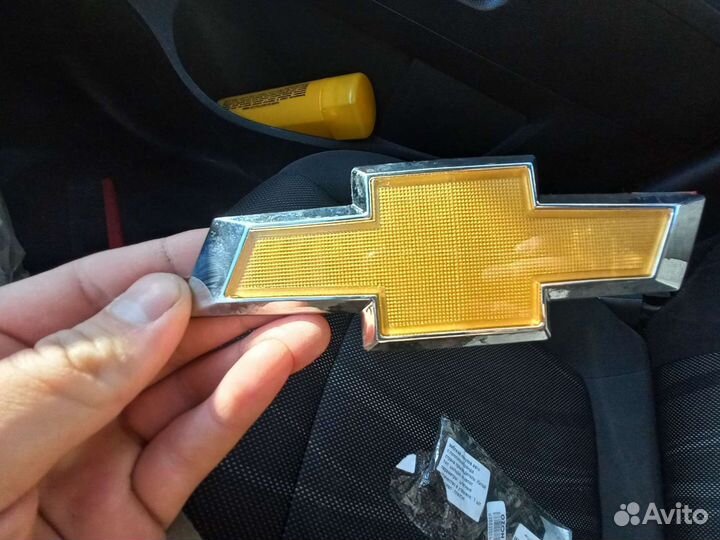 Эмлемма chevrolet на бампер