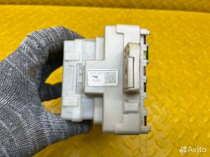 Блок предохранителей Mitsubishi Pajero Sport KH