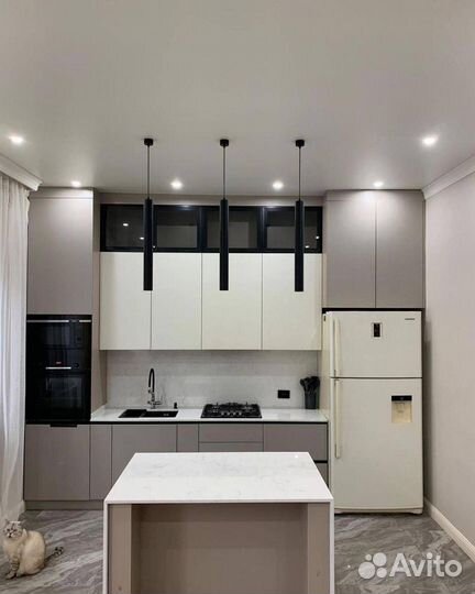 Кухонный гарнитур прямой с островом