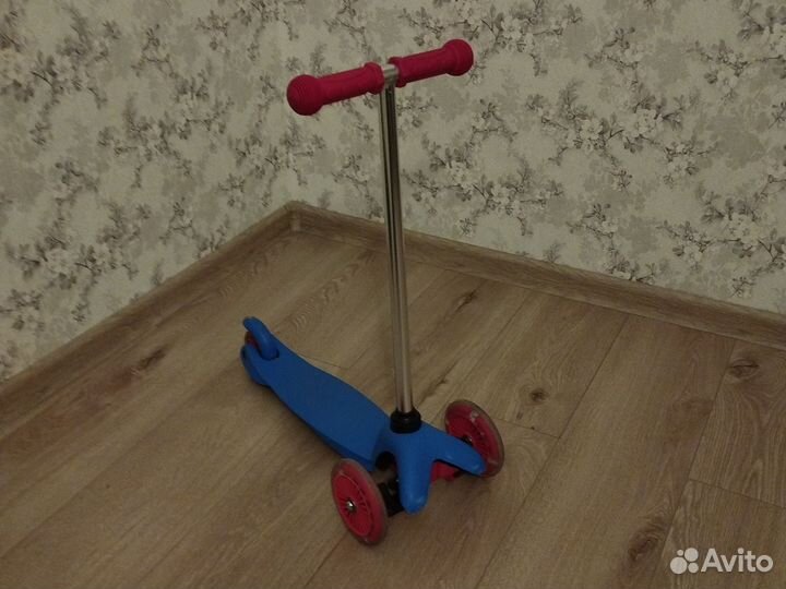 Самокат со светящимися колесами