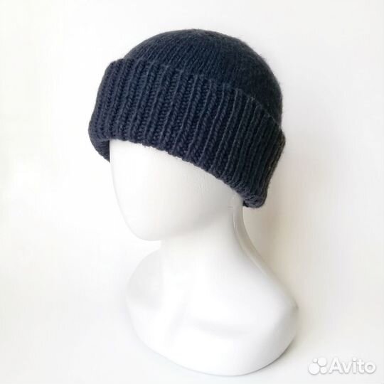 Вязаная теплая темно-синяя шапка для мужчины