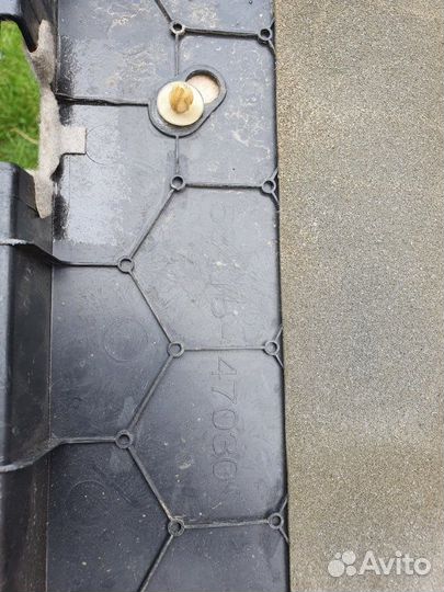 Пол обшивка багажника задний правый Toyota Prius