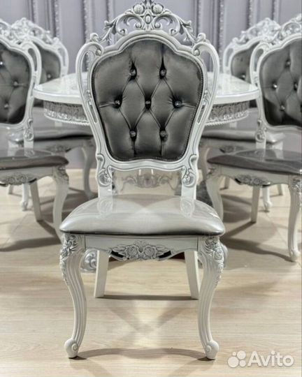 Стол и стулья