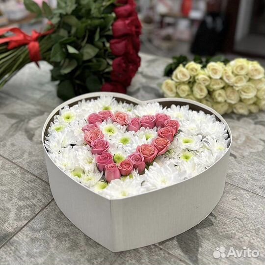 Коробка Сердце Из Хризантемы и Кустовой Розы