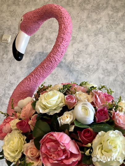 Фламинго фигура с цветами