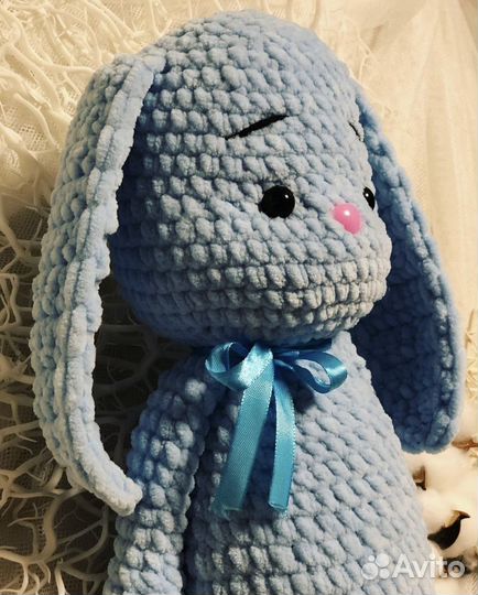 Плюшевая вязаная игрушка зайчик