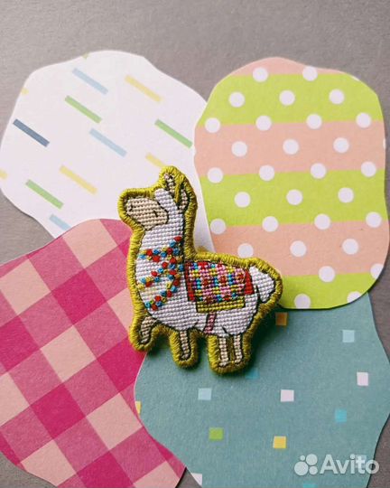 Брошь. Лама