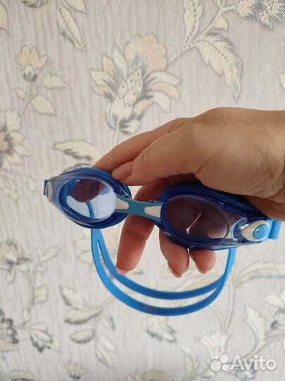Очки и шапочка для плавания